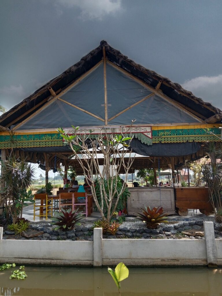 Resto Sambat Luwe, Nikmatnya Bersantap di Tepi Sawah