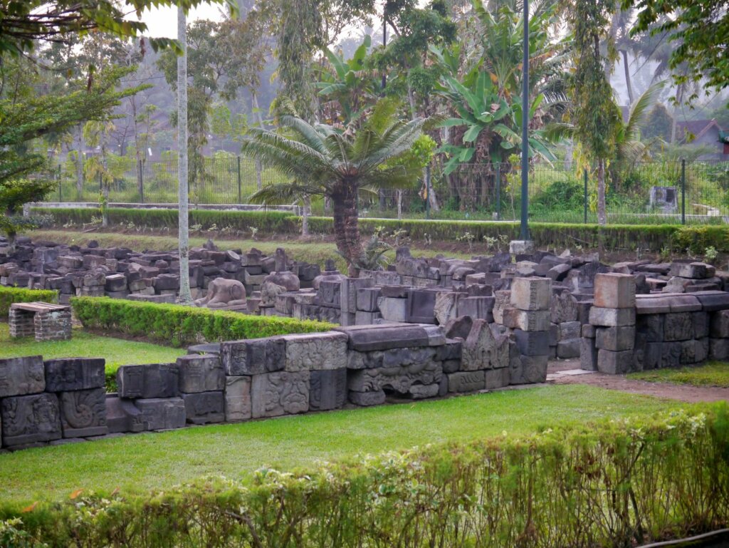 Telusur Candi-Candi Buddha di sekitar Borobudur