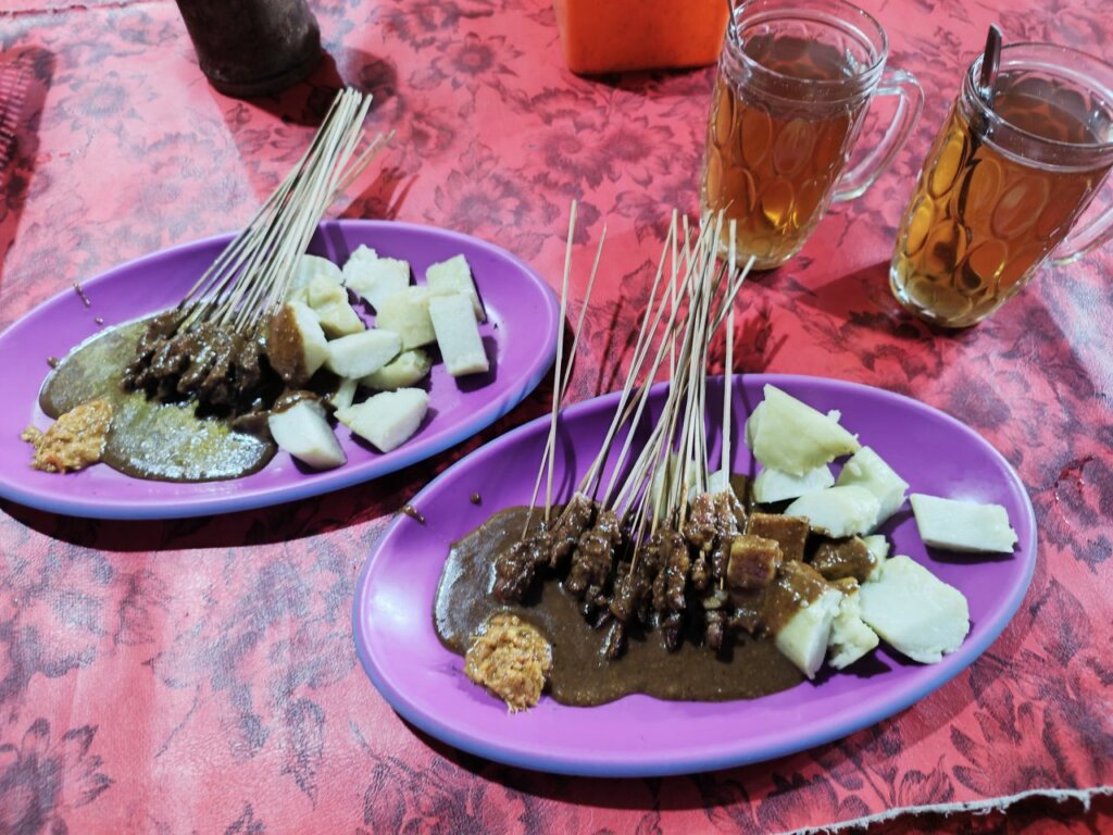 Seni Bersahaja Menikmati Sate Lalat