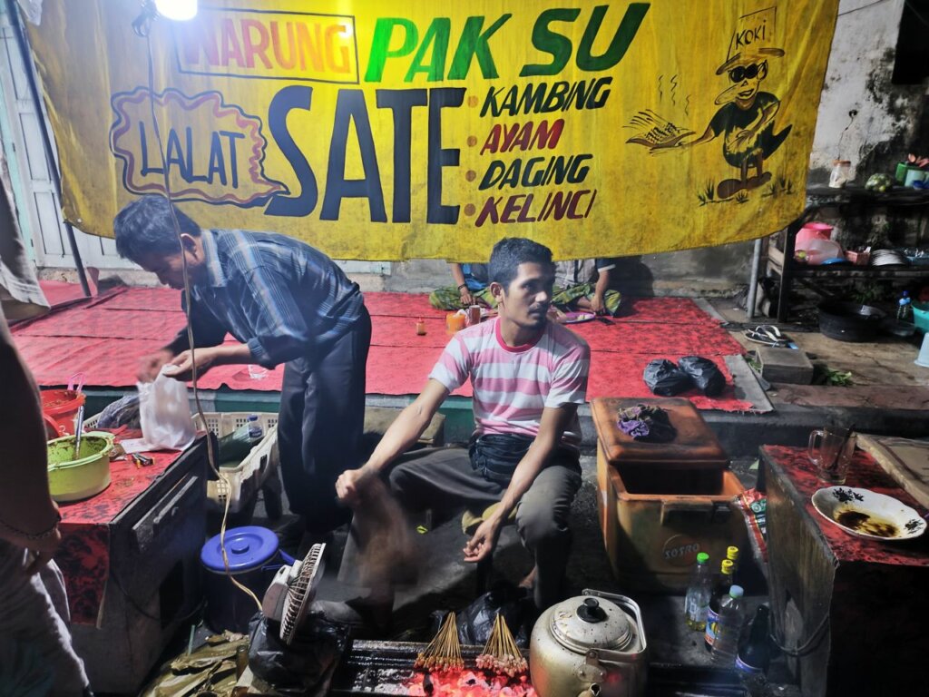 Seni Bersahaja Menikmati Sate Lalat