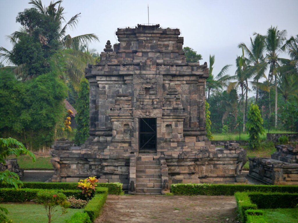 Telusur Candi-Candi Buddha di sekitar Borobudur