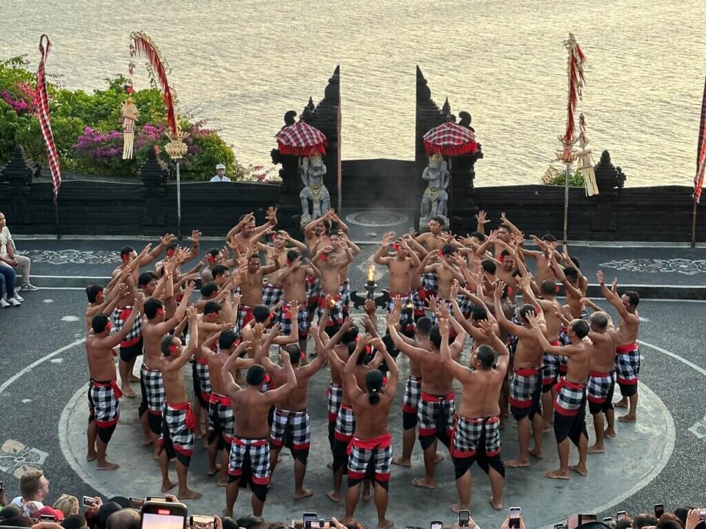 Tari Kecak dan Kontemplasi yang Menampar Diri