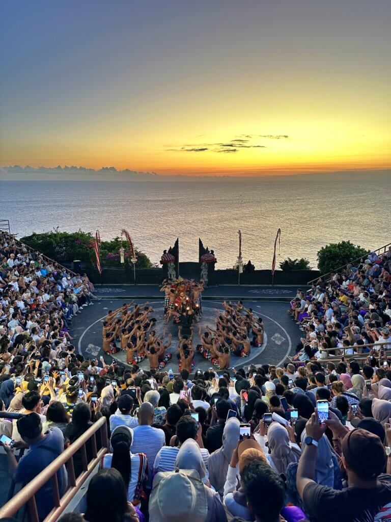 Tari Kecak dan Kontemplasi yang Menampar Diri