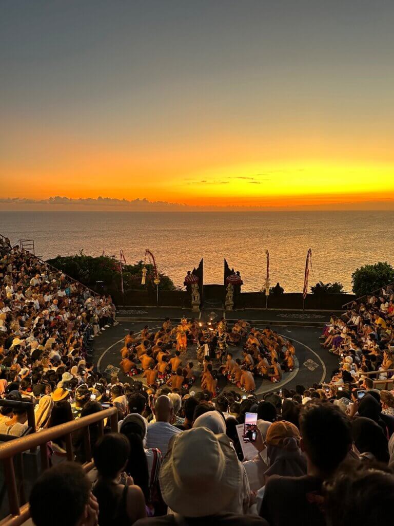 Tari Kecak dan Kontemplasi yang Menampar Diri