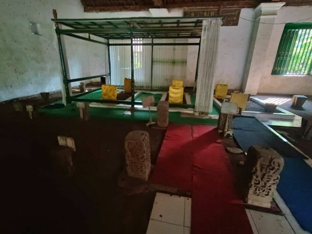 "Ngalap" Berkah di Kompleks Makam Ki Ageng Gribig Malang (1)