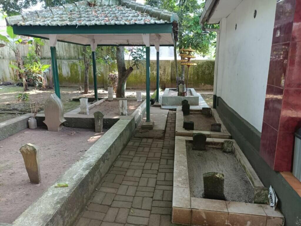 "Ngalap" Berkah di Kompleks Makam Ki Ageng Gribig Malang (2)