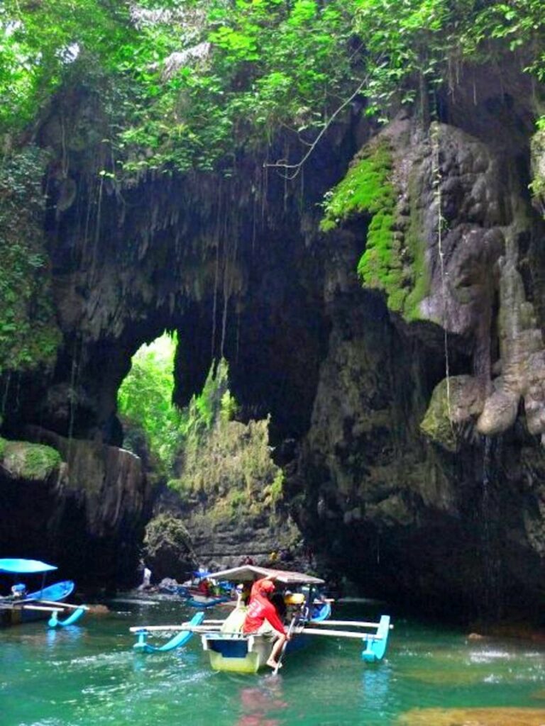 Merah Putih Berkibar di Green Canyon