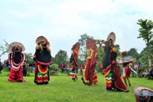 Di Kampung Wisata Dangean, Minggu Pahing adalah Kunci