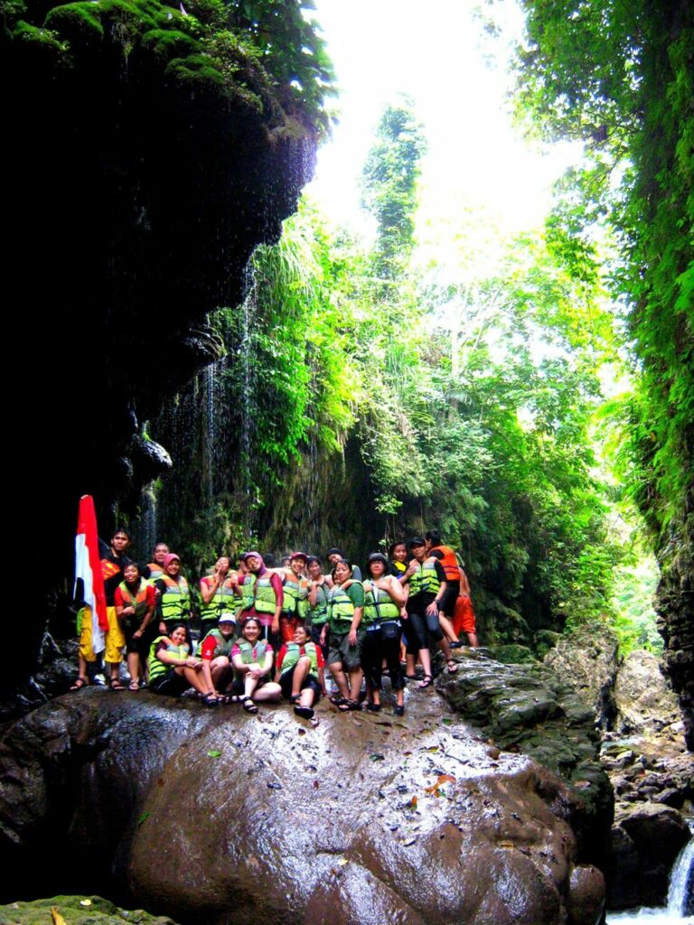 Merah Putih Berkibar di Green Canyon