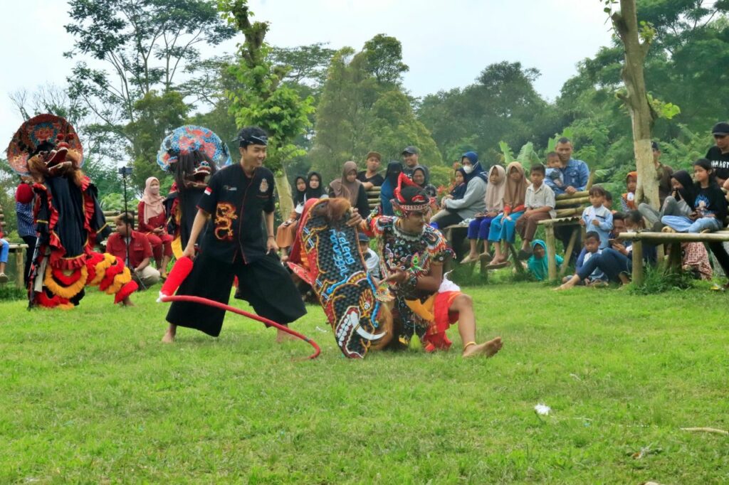 Di Kampung Wisata Dangean, Minggu Pahing adalah Kunci