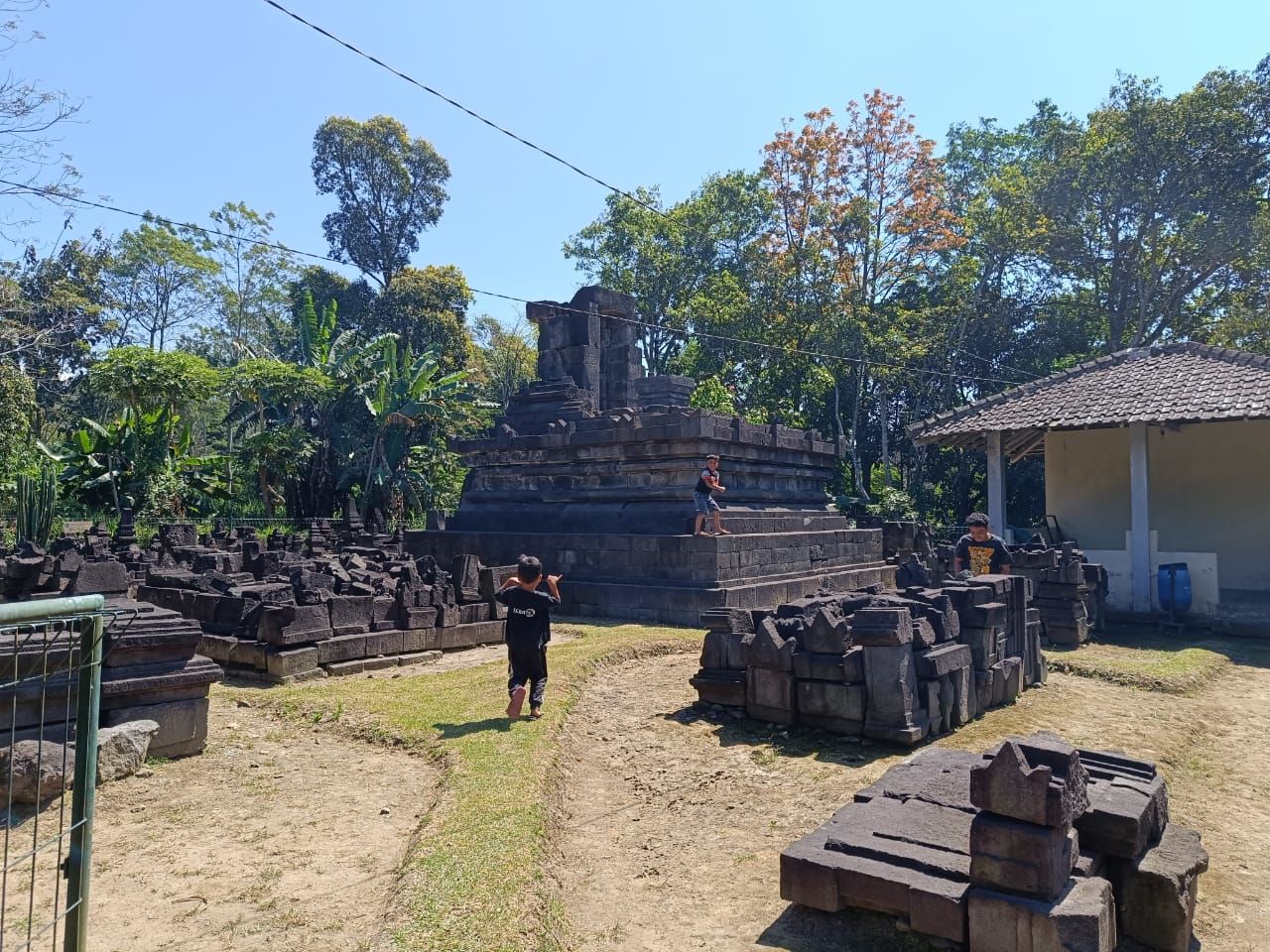 Di Kampung Wisata Dangean, Minggu Pahing adalah Kunci