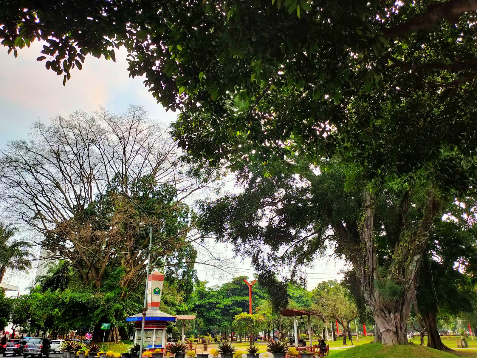 Sekitar Alun-Alun Merdeka Malang: Memaknai yang Tak Bermakna (2)