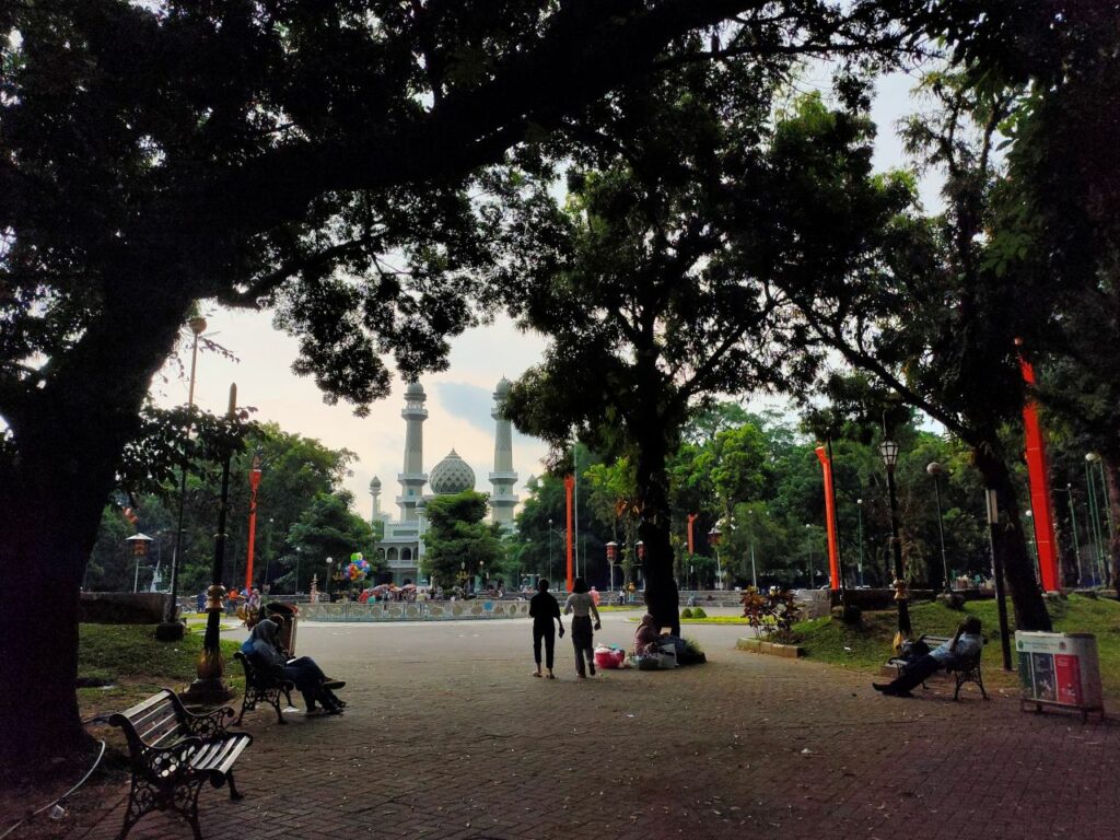 Sekitar Alun-Alun Merdeka Malang: Memaknai yang Tak Bermakna (2)