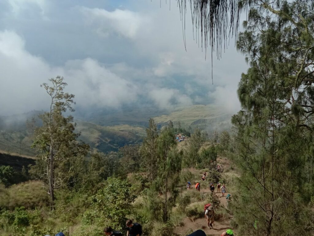 Menikmati “Tujuh Bukit Kegembiraan” di Rinjani