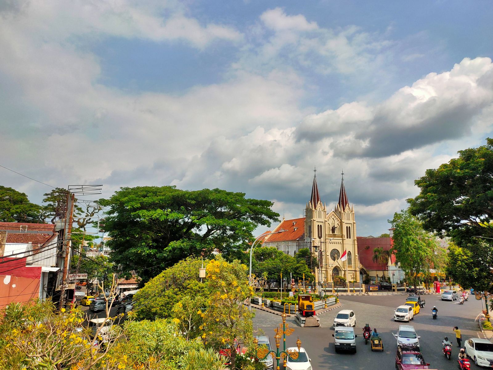 Sekitar Alun-Alun Merdeka Malang: Memaknai yang Tak Bermakna (1)