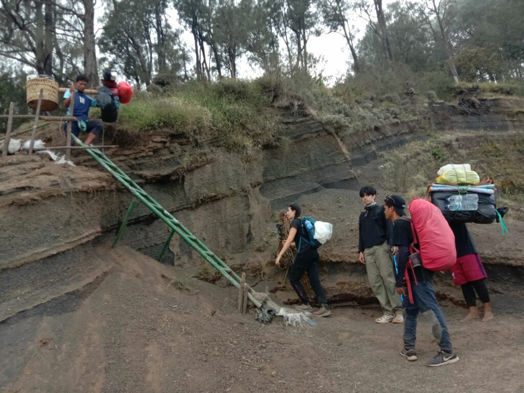 Menikmati “Tujuh Bukit Kegembiraan” di Rinjani