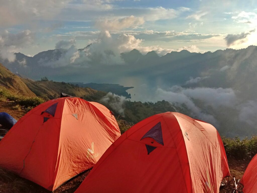 Menikmati “Tujuh Bukit Kegembiraan” di Rinjani