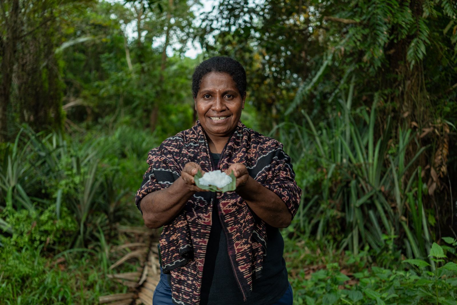 Yuliance Ulim: Pembuat Garam Hutan dari Papua