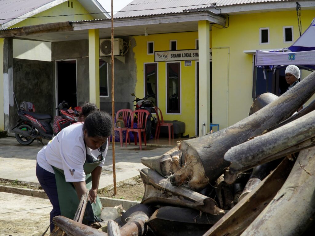 Yuliance Ulim: Pembuat Garam Hutan dari Papua