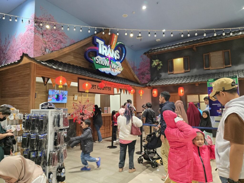 Mendadak Main Salju di Trans Snow World Bintaro