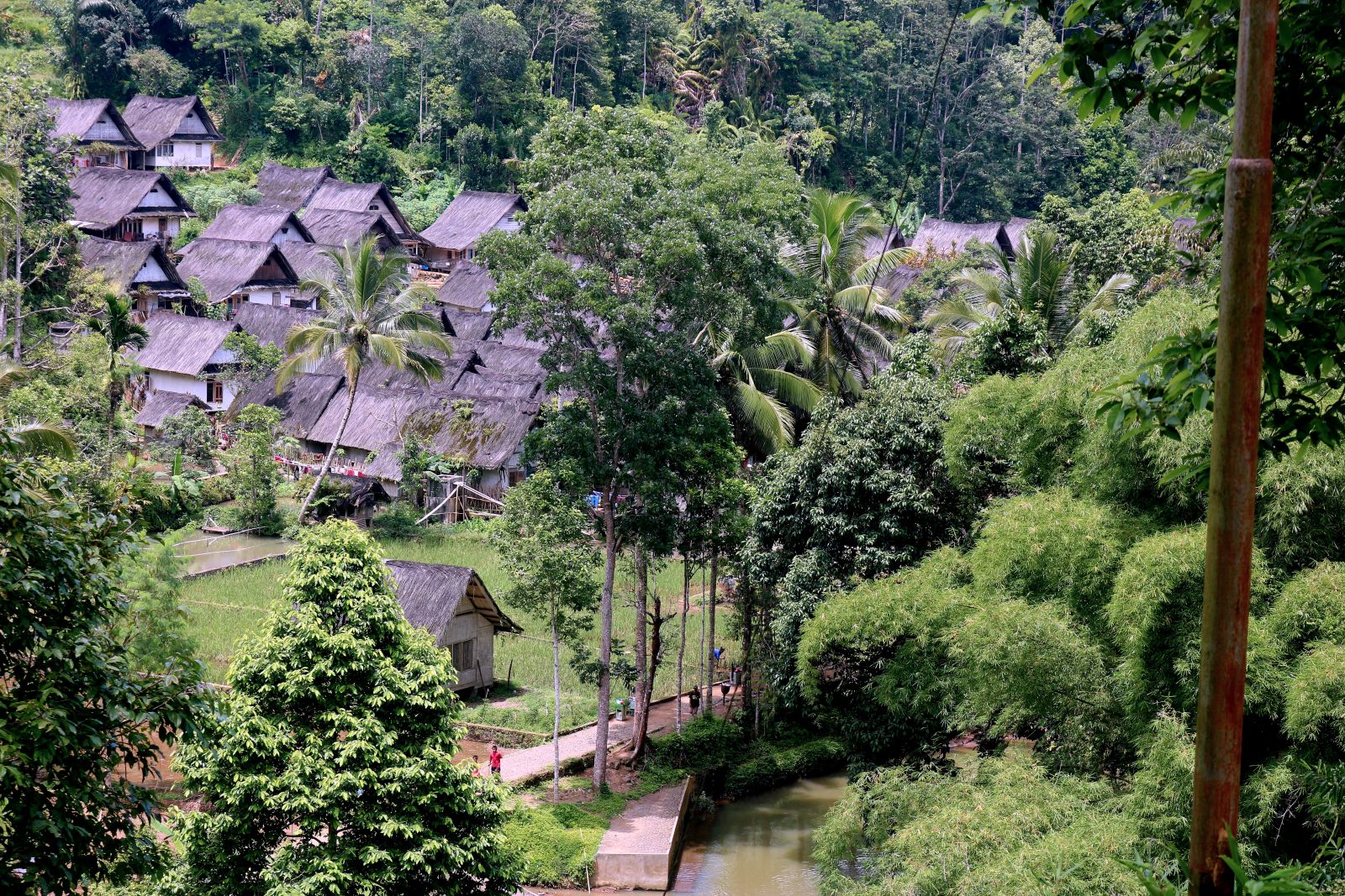 Menelusuri Kampung Naga: Sejarah yang hilang, Tradisi yang Terjaga