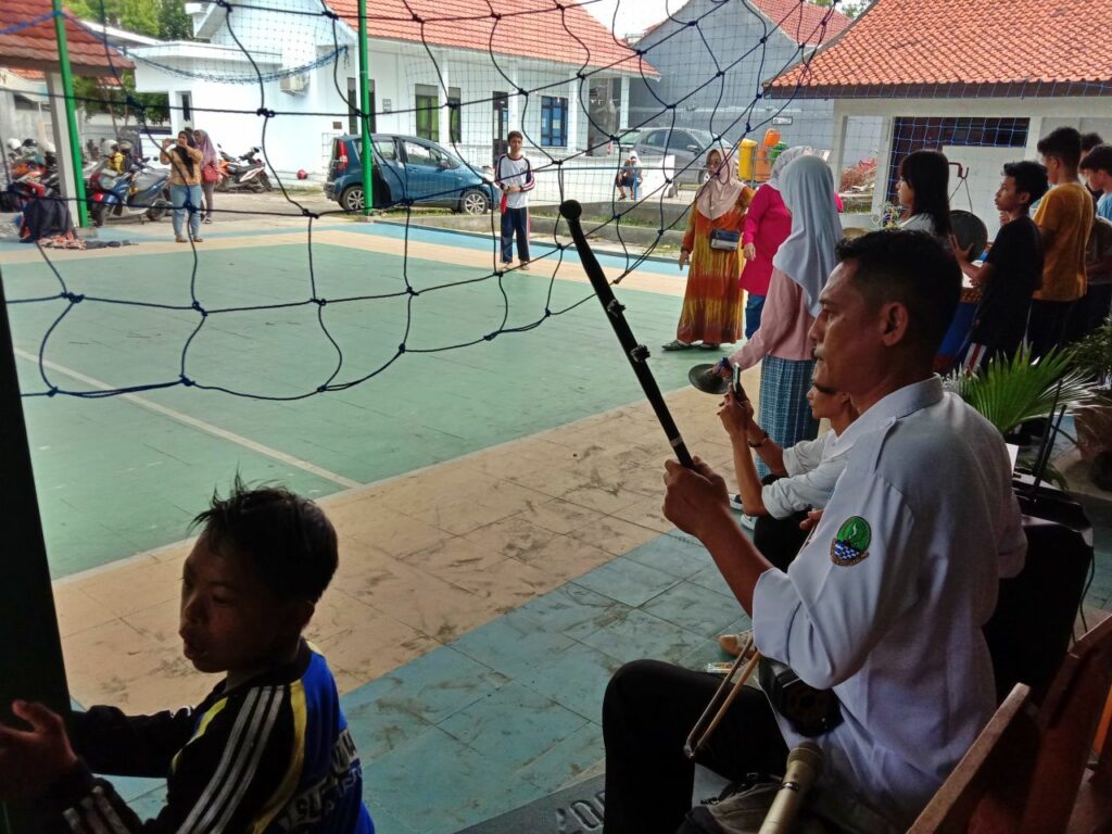 Belajar Barongsai pada Anak Sekolah Luar Biasa