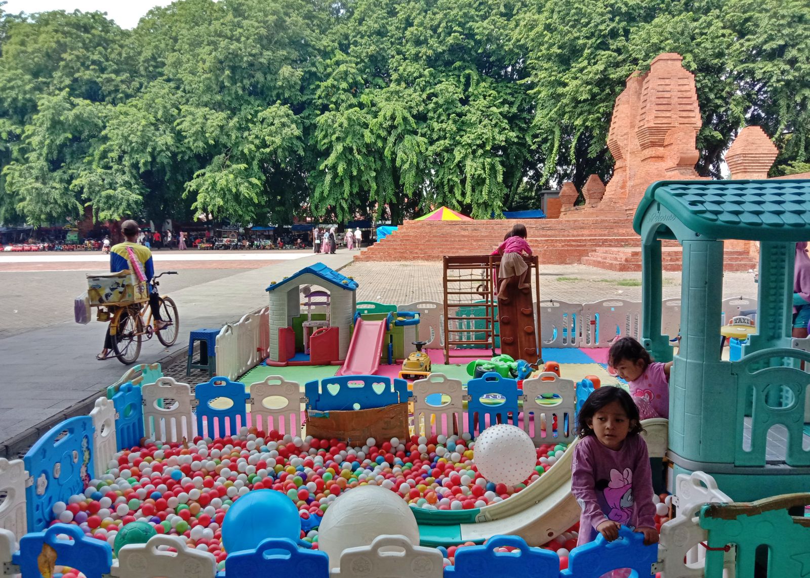 Alun-alun Sangkala Buana Cirebon yang Kini Ramah Anak