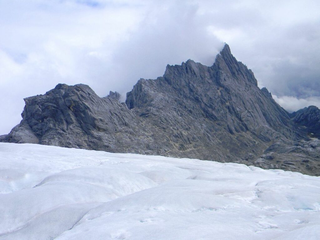 Carstensz Pyramid dan Puncak-puncak Tertinggi Papua di Pegunungan Sudirman dan Jayawijaya