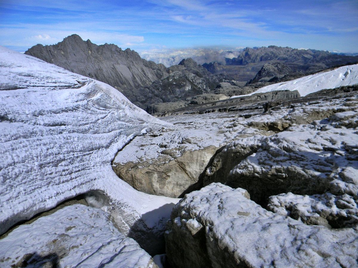 Carstensz Pyramid dan Puncak-puncak Tertinggi Papua di Pegunungan Sudirman dan Jayawijaya