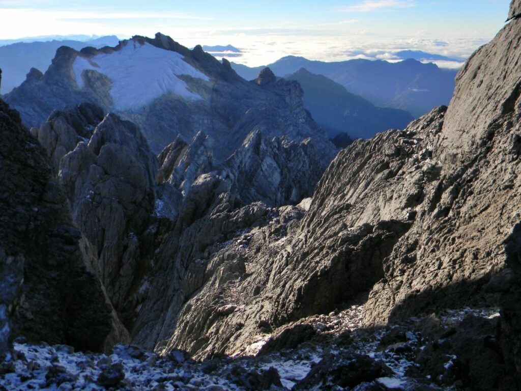 Carstensz Pyramid dan Puncak-puncak Tertinggi Papua di Pegunungan Sudirman dan Jayawijaya