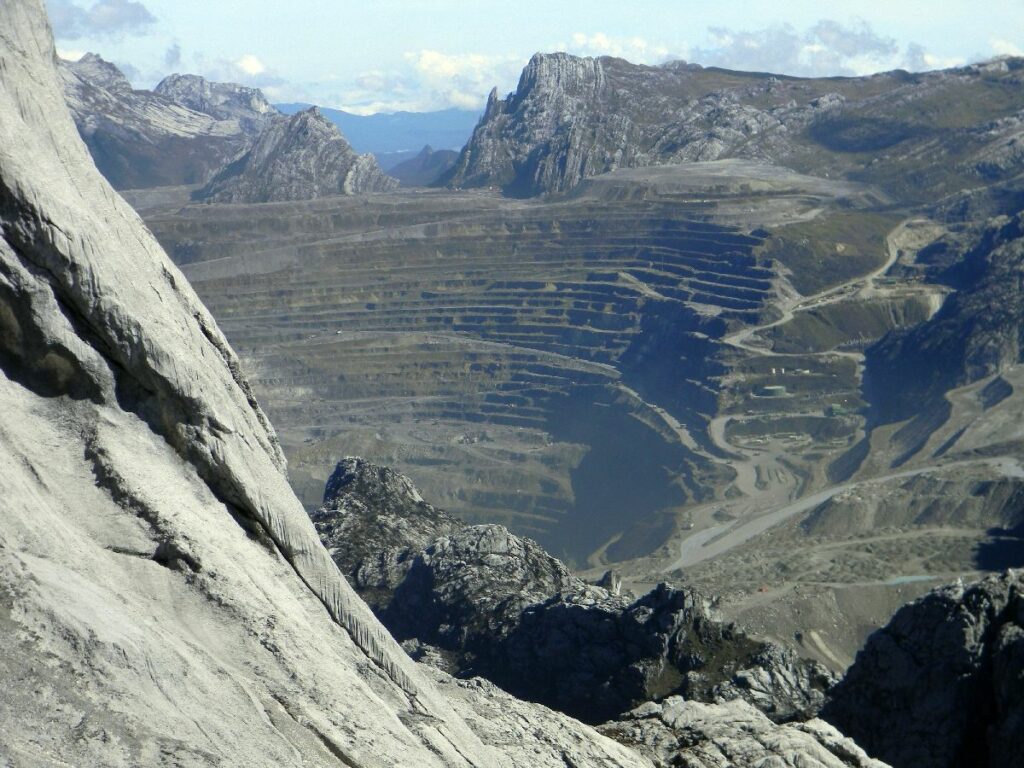 Carstensz Pyramid dan Puncak-puncak Tertinggi Papua di Pegunungan Sudirman dan Jayawijaya