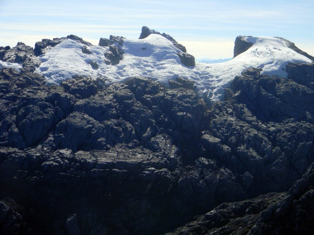 Carstensz Pyramid dan Puncak-puncak Tertinggi Papua di Pegunungan Sudirman dan Jayawijaya