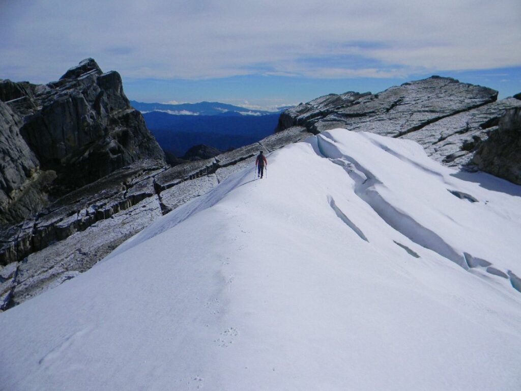 Carstensz Pyramid dan Puncak-puncak Tertinggi Papua di Pegunungan Sudirman dan Jayawijaya