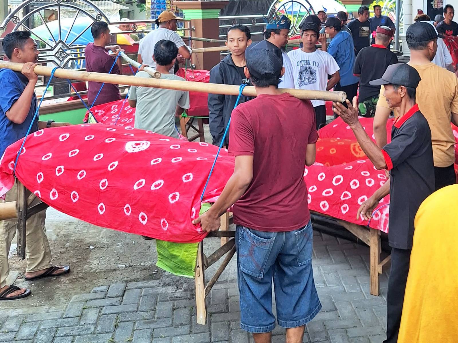 Mendongak dan Menunduk di Ruwat Desa Pagerngumbuk