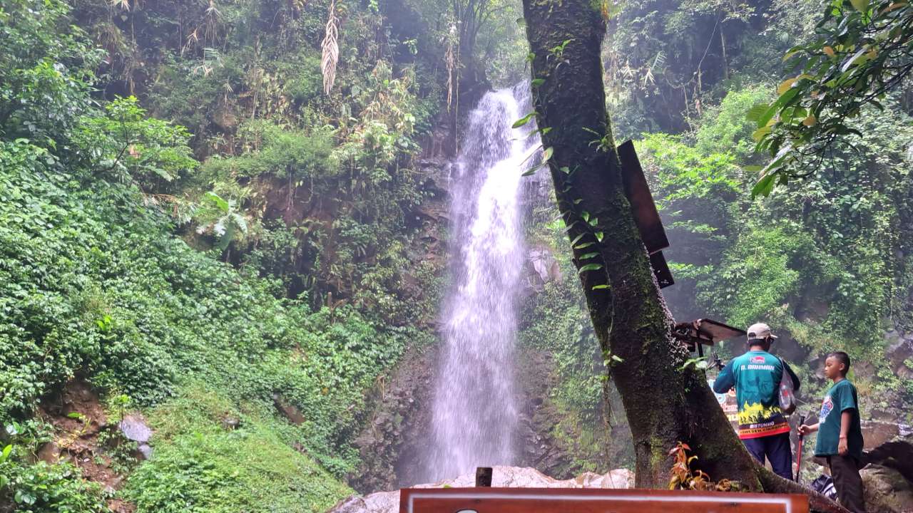 Eksplorasi Puncak Khayangan dan Curug Sejoli di Timur Kota Bogor