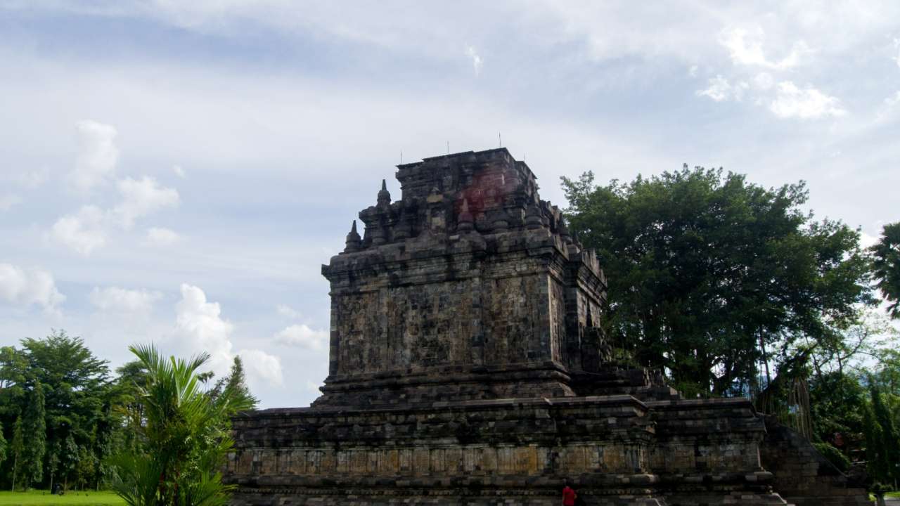 Bisik-Bisik dari Candi Mendut