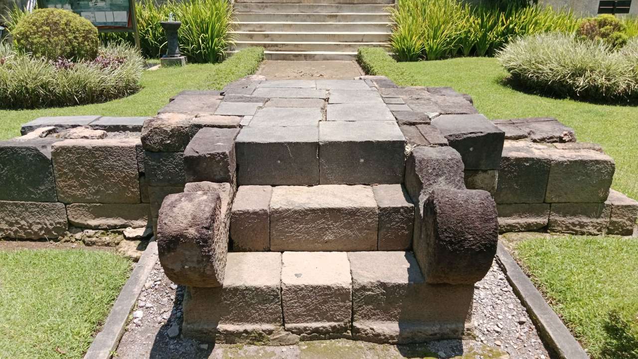 Jalan Memutar menuju Candi Merak 