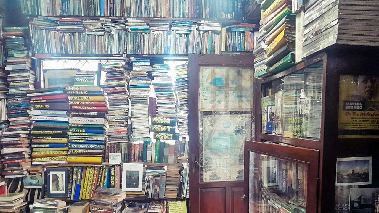 Menyesap Buku-Buku di Perpustakaan Batu Api