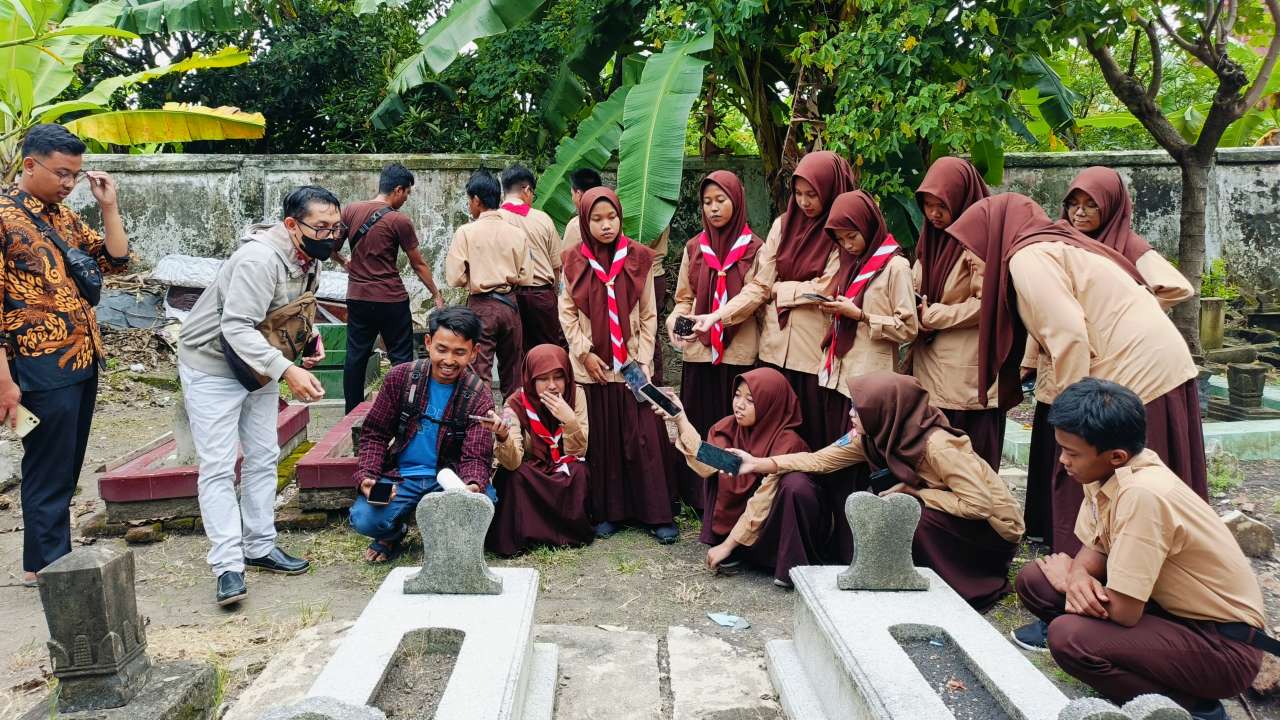 Semaraknya Masjid Agung Ngawi dan Sunyinya Makam Kauman